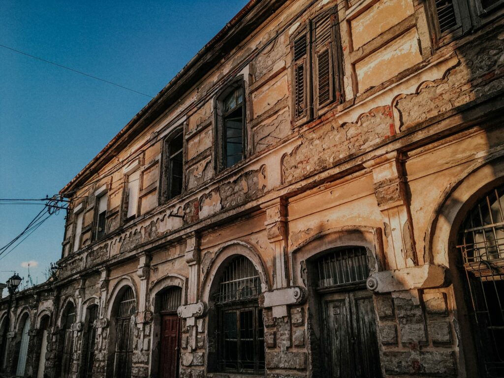 Vergane glorie, gevel in Shkoder Foto: Unsplash