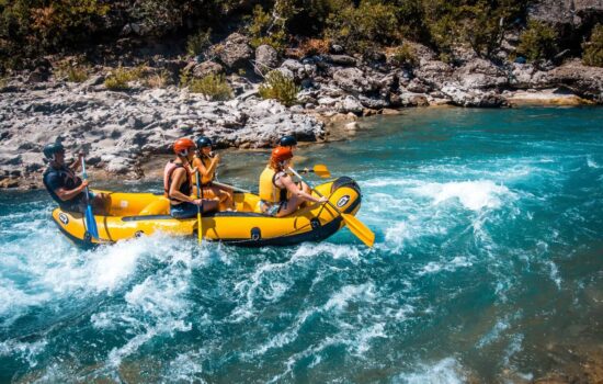 Raften op Vjosa Raften op de Vjosa Rivier vanuit Permet (foto: Abenteuer Albanien)